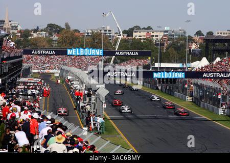Lewis Hamilton (GBR) McLaren Mercedes MP4/23 auf Pole Position zu Beginn des Rennens mit Adrian Sutil (GER) Force India F1 VJM01 in den Boxengängen...Grand Prix von Australien, Rd 1, Race, Albert Park, Melbourne, Australien, Sonntag, 16. März 2008. Stockfoto