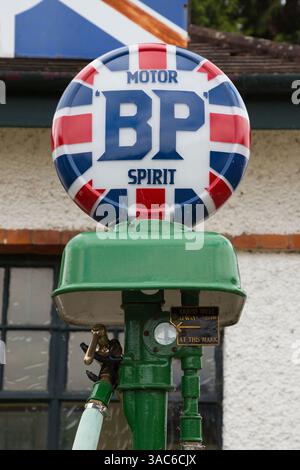 Alte alte BP-Benzinpumpe (damals British Petroleum), die einst Motorgeist für Rennwagen abgab, die im Brooklands Museum in Surrey ausgestellt wurden. UK. (139) Stockfoto