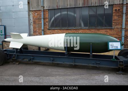 Alte alte alte 12000 kg schwere 'Tall Boy' ('Erdbeben') Bombe aus dem 2. Weltkrieg von 1944/1945, entworfen von Barnes Wallis, ausgestellt im Brooklands Museum, Surrey. UK. (139) Stockfoto
