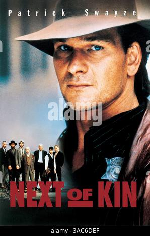 ERSCHEINUNGSDATUM: 20. Oktober 1989. FILMTITEL: Next of Kin. STUDIO: Lorimar Film Entertainment. Truman, ein Chicagoer Polizist, macht sich auf, den Mörder seines Bruders zu finden. In der Zwischenzeit beschließt ein anderer seiner Brüder, Briar (ein Hillbilly), den Mörder selbst zu finden. IM BILD: PATRICK SWAYZE als Truman Gates, Filmposter. Stockfoto