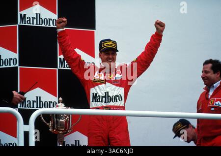 Rennsieger Michael Schumacher (GER) Ferrari feiert Sieg auf dem Podium...Formel-1-Weltmeisterschaft, RD3, Grand Prix von Argentinien, Buenos Aires, Argentinien, 12. April 1998...Bestes BILD (Credit Image: ©Sutton Motorsports/ZUMA Press) Stockfoto