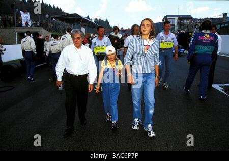 Bernie Ecclestone (GBR) F1 Supremo mit seinen Töchtern in der Startaufstellung...Formel-1-Weltmeisterschaft, Rd 12, Grand Prix von Belgien, Spa Francorchamps, Belgien, August 1997. (Kreditbild: ©Sutton Motorsports/ZUMA Press) Stockfoto