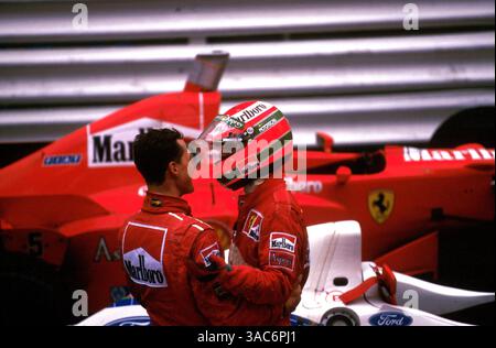 Eddie Irvine (GBR), Ferrari F310B 3. Platz wird von Michael Schumacher (GER), Ferrari F310B 1. Platz, beide ferraris auf dem Podium. Formel-1-Weltmeisterschaft, Grand Prix von Monaco, Rd 5, Monte Carlo, Monaco. 11. Mai 1997. (Kreditbild: ©Sutton Motorsports/ZUMA Press) Stockfoto