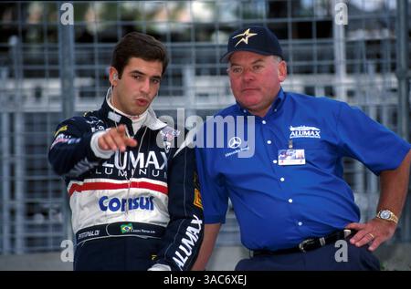 L-R) Helio Castro Neves (BRA) Alumax Bettenhausen Reynard spricht mit Teamchef Tony Bettenhausen (USA). Houston, Texas, USA. 4. Oktober 1998. (Kreditbild: ©Sutton Motorsports/ZUMA Press) Stockfoto