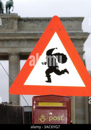 Dezember 2004; Berlin, Berlin, DEUTSCHLAND; während einer Weihnachtskampagne der Berlin Tourismus Marketing GmbH verwendete das Unternehmen das offizielle Weihnachtsmannschild, das auf seinem Briefkasten in Norwegen angebracht ist, um die Berliner Innenstadt zu schmücken. Obligatorischer Ausweis: Foto von Tammo Bork/Keystone Pressedienst/ZUMA Press. (©) Copyright 2004 von Keystone Pressedienst Stockfoto