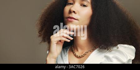 Schönheit, Studio und Porträt der afrikanischen Frau für Wellness, Textur und Behandlung auf braunem Hintergrund. Friseur, Mockup-Bereich und Gesicht einer Person Stockfoto