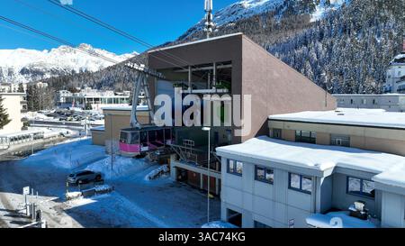 Blick auf die Gondelstation Signalbahn in St. Moritz. Skigebiet im Engadiner Tal in der Schweiz. Stockfoto