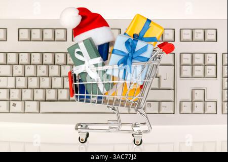 November 2004; Hamburg, Hamburg, DEUTSCHLAND; Studio Stillleben, das Weihnachtseinkäufe im Internet vorstellt. Obligatorischer Ausweis: Foto Volkmar Schulz/Keystone Pressedienst/ZUMA Press. (©) Copyright 2004 von Keystone Pressedienst Stockfoto