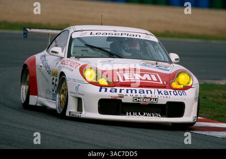 Tim Sugden (GBR) / Steve O'Rourke (GBR) EMKA Racing Porsche 911 GT3-R konnte nicht beenden. FIA GT Championship, Magny Cours, Frankreich, 22. Oktober 2000. (Kreditbild: ©Sutton Motorsports/ZUMA Press) Stockfoto