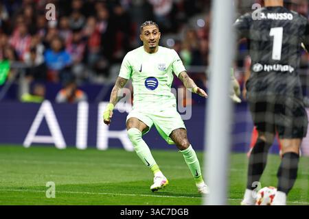 Madrid, Spanien. April 2025. Raphinha (Barcelona) Fußball/Fußball : Halbfinalspiel der spanischen Copa del Rey Mapfre zwischen Club Atletico de Madrid 0-1 FC Barcelona im Estadio Riyadh Air Metropolitano in Madrid, Spanien. Quelle: Mutsu Kawamori/AFLO/Alamy Live News Stockfoto