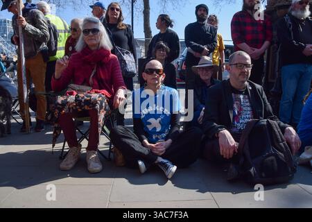 London, England, Großbritannien. April 2025. Quäker und andere Demonstranten veranstalten eine stille Demonstration vor New Scotland Yard, nachdem sechs Jugendaktivisten im Quaker Meeting House in Westminster verhaftet wurden. (Kreditbild: © Vuk Valcic/ZUMA Press Wire) NUR REDAKTIONELLE VERWENDUNG! Nicht für kommerzielle ZWECKE! Stockfoto