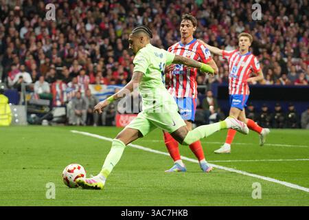 Madrid, Spanien. April 2025. Raphinha vom FC BARCELONEwährend des spanischen Pokals, Copa del Rey, Halbfinale, 2. Legs-Fußballspiel zwischen Atletico Madrid und FC Barcelona am 2. April 2025 im Riyadh Air Metropolitano Stadion in Madrid, Spanien - Foto Laurent Lairys/ABACAPRESS. COM Credit: Abaca Press/Alamy Live News Stockfoto