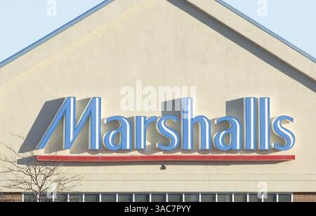 21. Januar 2005 – Boston, Massachusetts, USA – Marshalls ist mit 700 Geschäften in 42 bundesstaaten und Puerto Rico einer der größten Einzelhandelsgeschäfte für Familienbekleidung und Heimmode in den USA. (Bild: © Seamas Culligan/ZUMA Press) Stockfoto