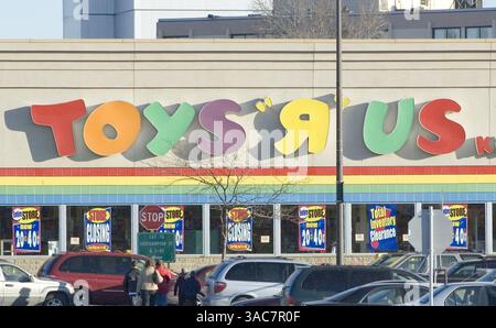 21. Januar 2005 – Boston, Massachusetts, USA – Toys 'R' US Spielwarengeschäft in South Bay, Roxbury, Boston, Massachusetts. Das Unternehmen betreibt derzeit 587 Filialen in den USA und 600 Filialen in 29 anderen Ländern, von denen einige im Rahmen von Franchises oder Lizenzen betrieben werden. Der Flagship Store am New York City Times Square ist der größte Spielwarenladen in den Vereinigten Staaten mit einem bunten Riesenrad. Es ist auch die zweitgrößte Spielwarenkette in den Vereinigten Staaten (Wal-Mart ist die größte). (Bild: © Seamas Culligan/ZUMA Press) Stockfoto