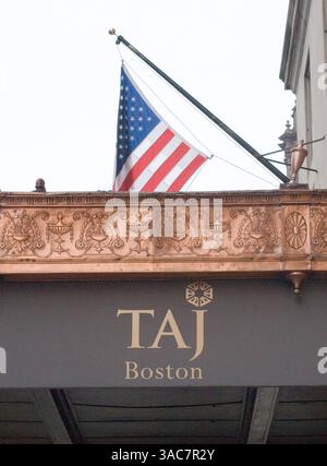 September 2007 - Boston, Massachusetts, USA - Taj Luxury Hotel an der Arlington Street in Boston, Massachusetts. Taj Hotels, Resorts and Palaces, auch bekannt als die Indian Hotels Company, ist die größte indische Luxushotelkette. Taj Hotels Resort and Palaces ist eine hundertprozentige Tochtergesellschaft der Tata Group und umfasst 77 Hotels an 39 Standorten in ganz Indien sowie 18 weitere internationale Hotels auf den Malediven, Mauritius, Malaysia, den Seychellen, Großbritannien, Vereinigte Staaten von Amerika, Bhutan, Sri Lanka, Afrika, Naher Osten und Australien. Ihr erstes und bekanntestes Anwesen ist das Taj Mahal Pa Stockfoto