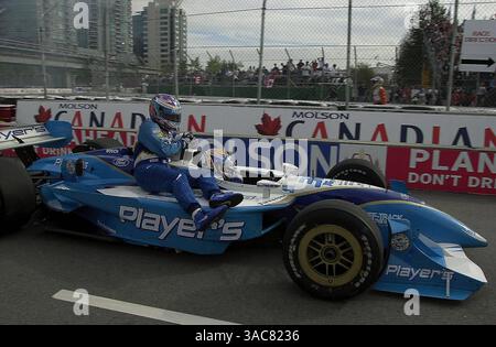 Patrick Carpentier (CDN) Spieler Forsythe Reynard Ford gibt seinem Teamkollegen Alex Tagliani (CDN) nach dem Rennen eine Fahrt zurück in die Pits. CART World Series, Molson Indy, Vancouver, Kanada, 2. September, 2001. (Bild: ©Sutton Motorsports/ZUMA Press) Stockfoto