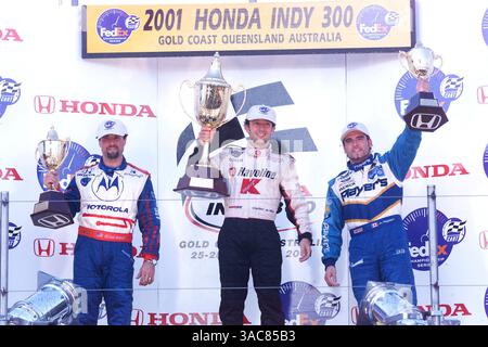 Das Podium (L bis R) Michael Andretti (USA) Team Green Second; Cristiano da Matta (BRA) Newman Haas Sieger; Alex Tagliani (CDN) Spieler Forsythe Third..CART World Series, Honda 300, Surfers Paradise, Australien, 28. Oktober 2001. (Kreditbild: ©Sutton Motorsports/ZUMA Press) Stockfoto
