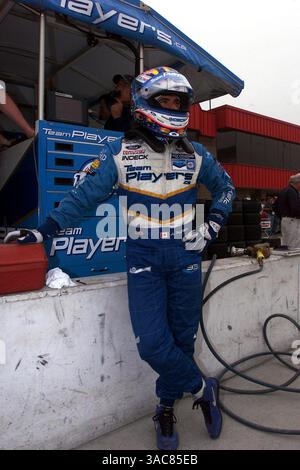 Alex Tagliani (CDN) Teamspieler Forsythe wartet auf Übungsbeginn..CART World Series, Marlboro 500, Fontana, USA, 02. November 2001..DIGITALES BILD (Credit Image: ©Sutton Motorsports/ZUMA Press) Stockfoto