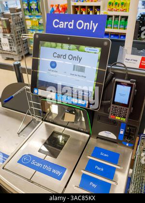 Tesco Supermarkt nur Terminal zum Selbstscannen von Karten, Großbritannien Stockfoto