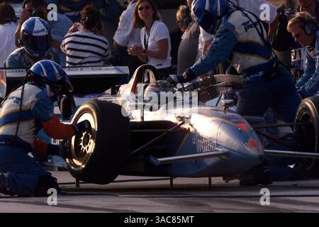 Alex Tagliani (CDN) Team Players Pits und belegte den dritten Platz im Marlboro 500.Marbloro 500, Fontana, USA. 4. November 2001..DIGITALES BILD (Credit Image: ©Sutton Motorsports/ZUMA Press) Stockfoto
