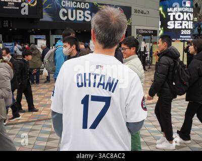 TOKIO, JAPAN - 15. März 2025: Baseballfan trägt ein Shohei Ohtani-Shirt vor dem Tokyo Dome während der Tokio-Serie Dodgers vs Cubs. Stockfoto