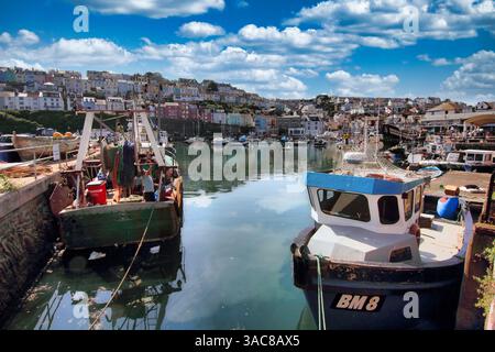 Brixham Fischerboote entlang des Kais im inneren Hafen dieses südwestenglischen Fischereihafens. Stockfoto