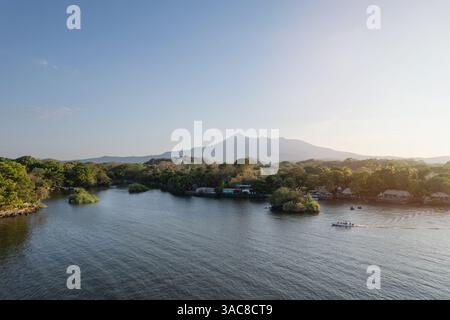 Bootstour auf dem Hintergrund des Mombacho-Vulkans aus der Vogelperspektive Stockfoto