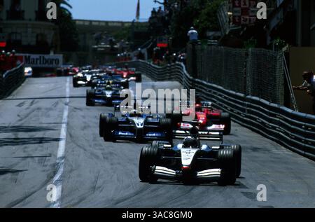 David Coulthard (GBR) McLaren Mercedes MP4/17, Juan Pablo Montoya (COL) Williams BMW FW24 und Michael Schumacher (GER) Ferrari F2002 führen das Feld in Mirabeau in Runde 1. Formel-1-Weltmeisterschaft, Rd7, Grand Prix von Monaco, Monte-Carlo, Monaco. 26. Mai 2002..BEST IMAGE (Bild: ©Sutton Motorsports/ZUMA Press) Stockfoto