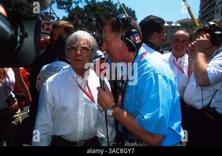 L bis R): F1 Supremo Bernie Ecclestone (GBR) wird im Startfeld von ITV-Kommentator Martin Brundle (GBR) interviewt..Grand Prix von Monaco, Monte Carlo, 26. Mai 2002..Bestes BILD. (Kreditbild: ©Sutton Motorsports/ZUMA Press) Stockfoto