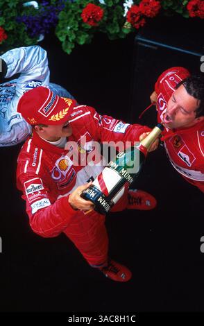 Michael Schumacher (GER) feiert mit seinem Renningenieur Luca Baldisserri (ITA) auf dem Podium den 150. F1-Sieg für Ferrari. Grand Prix von Kanada, Montreal, 9. Juni 2002..Bestes BILD. (Kreditbild: ©Sutton Motorsports/ZUMA Press) Stockfoto