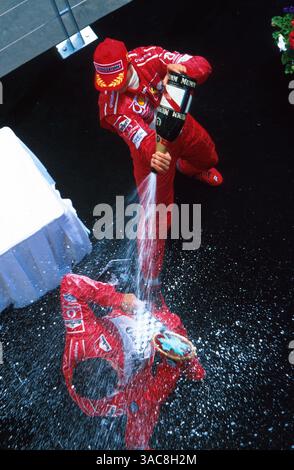 Michael Schumacher (GER) feiert mit seinem Renningenieur Luca Baldisserri (ITA) auf dem Podium den 150. F1-Sieg für Ferrari. Grand Prix von Kanada, Montreal, 9. Juni 2002..Bestes BILD. (Kreditbild: ©Sutton Motorsports/ZUMA Press) Stockfoto