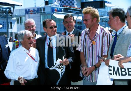 Der ehemalige Wimbledon-Tennismeister Boris Becker (GER), Zweiter von rechts, erklärt die radikal überarbeitete Hockenheim-Strecke für offen. Er wird von F1 supremo Bernie Ecclestone (GBR) beobachtet, links..Grand Prix, RD12, Hockenheim, Deutschland. 28. Juli 2002..BEST IMAGE (Foto: ©Sutton Motorsports/ZUMA Press) Stockfoto
