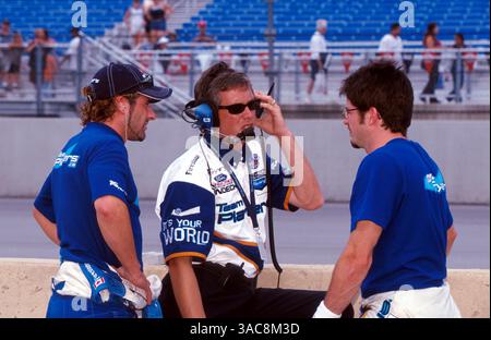Alex Tagliani (CDN) (links) und Mitspieler Forsythe Fahrer Patrick Carpentier (rechts) diskutieren Strategie mit einem Teamingenieur. Fedex Cart Championship Series, Target Grand Prix, Chicago, Illinois, USA, 29. Juli 2001.BEST IMAGE (Bild: ©Sutton Motorsports/ZUMA Press) Stockfoto