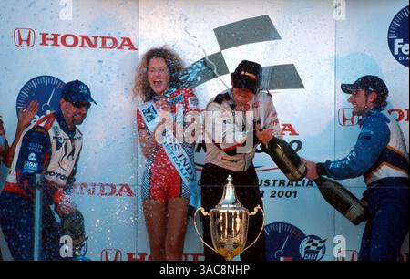 Eine Champagner-Feier auf dem Podium (L bis R): Michael Andretti (USA) Team Green Second; Miss Indy Australia Sarah Chrismas 2001; Cristiano da Matta (BRA) Newman Haas Gewinner; Alex Tagliani (CDN) Spieler Forsythe Third..CART World Series, Surfers Paradise, Australien, 28. Oktober 2001..BEST IMAGE (Credit Image: ©Sutton Motorsports/ZUMA Press) Stockfoto