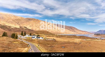 Cluanie Inn Glen Shiel Schottland weiße Gebäude des Hotels Loch Cluanie in der Ferne Stockfoto