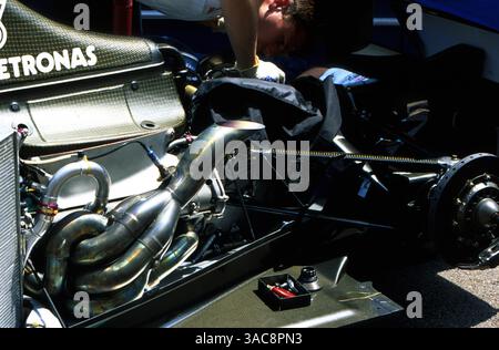 Ein sauber-Mechaniker arbeitet an der Hinterradaufhängung des sauber Petronas C20. Auch die Auspuffanlage, der Kühler und die Airbox-Abdeckung sind zu sehen...Monaco Grand Prix, Monte Carlo. 27. Mai 2001. (Kreditbild: ©Sutton Motorsports/ZUMA Press) Stockfoto