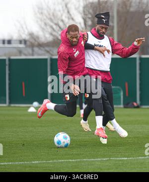 Kampf um den Ball zwischen Chrislain Matsima (FC Augsburg #5, re.) Und Samuel Essende (FC Augsburg #9); FC Augsburg, Training, Stockfoto
