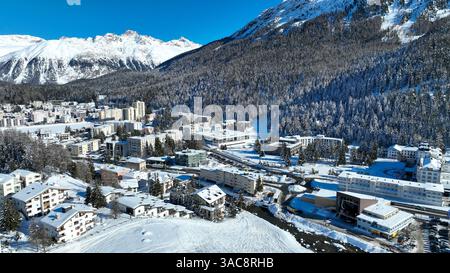 Blick auf die Gondelstation Signalbahn in St. Moritz. Skigebiet im Engadiner Tal in der Schweiz. Stockfoto