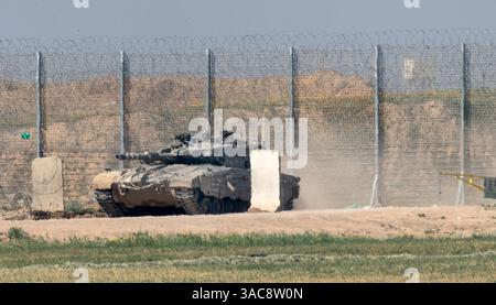 Süd-Israel, Israel. April 2025. Ein israelischer Armeepanzer entlang der südlichen Grenze Israels zum südlichen Gazastreifen, der nach dem Verlassen des Gazastreifens am 3. April 2025 Staub aufwirbelt. Israel hat die Kämpfe im südlichen Gazastreifen verstärkt, da sie die Sicherheitszonen im Gazastreifen vergrößern, um den Druck auf die Hamas zu erhöhen, die seit dem 7. Oktober 2023 inhaftierten israelischen Geiseln freizulassen. Foto von Jim Hollander/UPI Credit: UPI/Alamy Live News Stockfoto