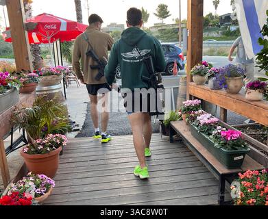 Shoresh, Israel. April 2025. Israelische Soldaten mit persönlichen Waffen verließen am 3. April 2025 ein Straßencafé in Shoresh, westlich von Jerusalem. Israel hat die Kämpfe im südlichen Gazastreifen verstärkt, da sie die Sicherheitszonen im Gazastreifen vergrößern, um den Druck auf die Hamas zu erhöhen, die seit dem 7. Oktober 2023 inhaftierten israelischen Geiseln freizulassen. Foto von Jim Hollander/UPI Credit: UPI/Alamy Live News Stockfoto