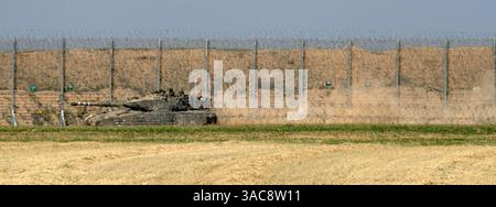 Süd-Israel, Israel. April 2025. Ein israelischer Armeepanzer wirft Staub auf, während er sich am 3. April 2025 entlang des Grenzzauns zum südlichen Gazastreifen innerhalb Israels bewegt. Israel hat die Kämpfe im südlichen Gazastreifen verstärkt, da sie die Sicherheitszonen im Gazastreifen vergrößern, um den Druck auf die Hamas zu erhöhen, die seit dem 7. Oktober 2023 inhaftierten israelischen Geiseln freizulassen. Foto von Jim Hollander/UPI Credit: UPI/Alamy Live News Stockfoto