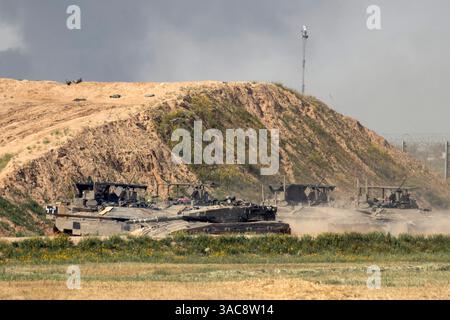 Süd-Israel, Israel. April 2025. Ein israelischer Armeepanzer fährt am 3. April 2025 an der Grenze zum südlichen Gazastreifen an mehreren gepanzerten Personals-Trägern (APCs) vorbei. Israel hat die Kämpfe im südlichen Gazastreifen verstärkt, da sie die Sicherheitszonen im Gazastreifen vergrößern, um den Druck auf die Hamas zu erhöhen, die seit dem 7. Oktober 2023 inhaftierten israelischen Geiseln freizulassen. Foto von Jim Hollander/UPI Credit: UPI/Alamy Live News Stockfoto