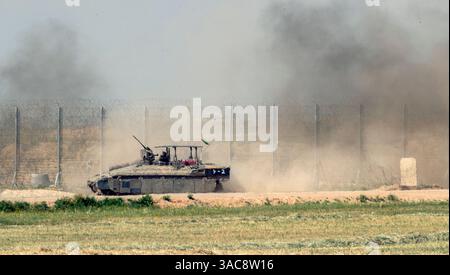 Süd-Israel, Israel. April 2025. Ein israelischer Armeetransportwagen (APC) zieht vom südlichen Gazastreifen nach Südisrael, als Rauch aus dem Gazastreifen aus den Kämpfen am 3. April 2025 steigt. Israel hat die Kämpfe im südlichen Gazastreifen verstärkt, da sie die Sicherheitszonen im Gazastreifen vergrößern, um den Druck auf die Hamas zu erhöhen, die seit dem 7. Oktober 2023 inhaftierten israelischen Geiseln freizulassen. Foto von Jim Hollander/UPI Credit: UPI/Alamy Live News Stockfoto