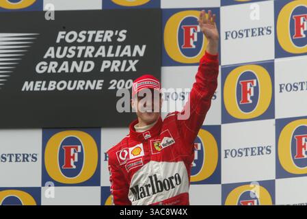 Rennsieger Michael Schumacher (GER) Ferrari feiert seinen Sieg auf dem Podium..Grand Prix von Australien, Albert Park, Melbourne, 3. März 2002.DIGITALES BILD (Credit Image: ©Sutton Motorsports/ZUMA Press) Stockfoto