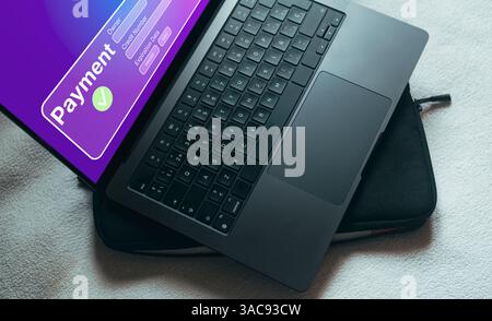Hoher Blickwinkel des Laptops mit Bankschnittstelle auf dem Bildschirm für Zahlung. Online-Shopping-Konzept. Finanztransfer. Stockfoto
