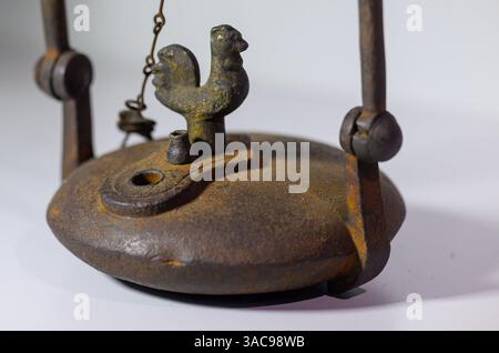 PRODUKTION - 02. April 2025, Sachsen-Anhalt, Sangerhausen: Im Erlebniszentrum Bergbau Röhrigschacht Wettelrode ist eine historische Bergarbeiterlampe aus dem 19. Jahrhundert zu sehen. Die ersten Bergleute begannen vor 825 Jahren in der Region Mansfeld mit dem Graben nach Kupfererz. Ab 1750 wurde ein intensiver Bergbau durchgeführt. Insgesamt wurden rund 2,6 Millionen Tonnen Kupfer und 14.213 Tonnen Silber aus dem Erz in der Region gewonnen. Bis Dezember werden insgesamt 38 Veranstaltungen an den Beginn der Bergbau- und Hüttenwirtschaft in der Region Mansfeld erinnern. Als bedeutender Kupfer- und Silberproduzent trug die Region dazu bei Stockfoto