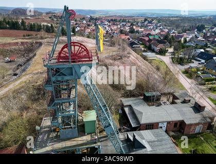 PRODUKTION - 02. April 2025, Sachsen-Anhalt, Sangerhausen: Der gewundene Turm erhebt sich auffallend über dem Erlebniszentrum Bergbau Röhrigschacht Wettelrode. (Foto mit Drohne) die ersten Bergleute begannen vor 825 Jahren in der Region Mansfeld nach Kupfererz zu graben. Ab 1750 wurde ein intensiver Bergbau durchgeführt. Insgesamt wurden rund 2,6 Millionen Tonnen Kupfer und 14.213 Tonnen Silber aus dem Erz in der Region gewonnen. Bis Dezember werden insgesamt 38 Veranstaltungen an den Beginn der Bergbau- und Hüttenwirtschaft in der Region Mansfeld erinnern. Als bedeutender Kupfer- und Silberproduzent ist die Region Contra Stockfoto