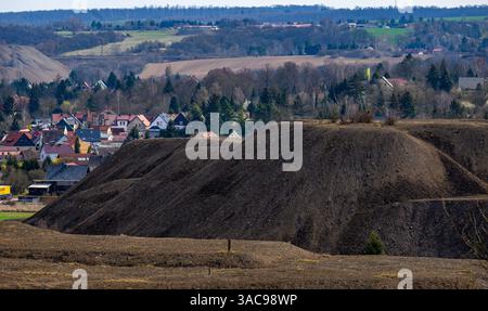 PRODUKTION - 02. April 2025, Sachsen-Anhalt, Kreisfeld: Das Bergbaugebiet Mansfeld Land, wie hier bei Kreisfeld, ist durch die typischen Schlackenhaufen gekennzeichnet. Die ersten Bergleute begannen vor 825 Jahren in der Region Mansfeld mit dem Graben nach Kupfererz. Ab 1750 wurde ein intensiver Bergbau durchgeführt. Insgesamt wurden rund 2,6 Millionen Tonnen Kupfer und 14.213 Tonnen Silber aus dem Erz in der Region gewonnen. Bis Dezember werden insgesamt 38 Veranstaltungen an den Beginn der Bergbau- und Hüttenwirtschaft in der Region Mansfeld erinnern. Als bedeutender Kupfer- und Silberproduzent trug die Region zur wirtschaftlichen Entwicklung bei Stockfoto