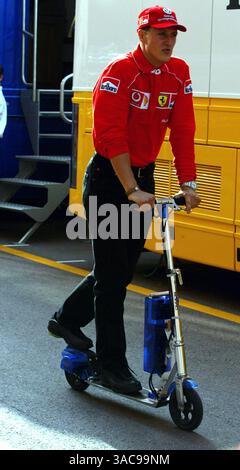 Michael Schumacher (DE) Ferrari F1 2002 auf seinem Roller..Grand Prix von Monaco, Monte Carlo, Monaco, 23. Mai 2002..DIGITALES BILD (Credit Image: ©Sutton Motorsports/ZUMA Press) Stockfoto