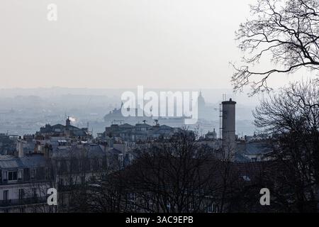 Blick auf die Stadt mit einem großen Gebäude im Hintergrund. Der Himmel ist bewölkt und die Sonne ist nicht sichtbar Stockfoto